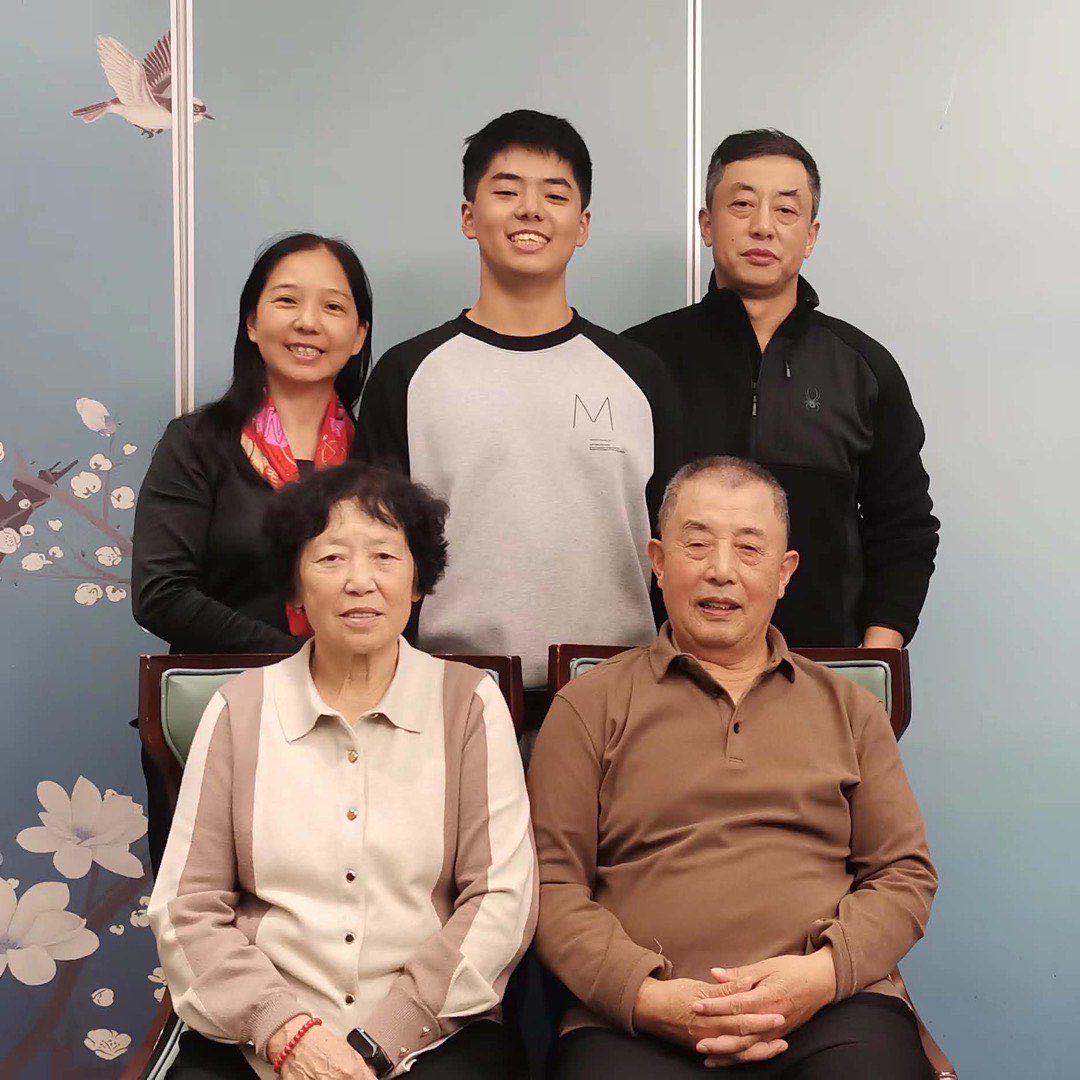 全家福：爷爷奶奶端坐前排，儿孙相伴左右